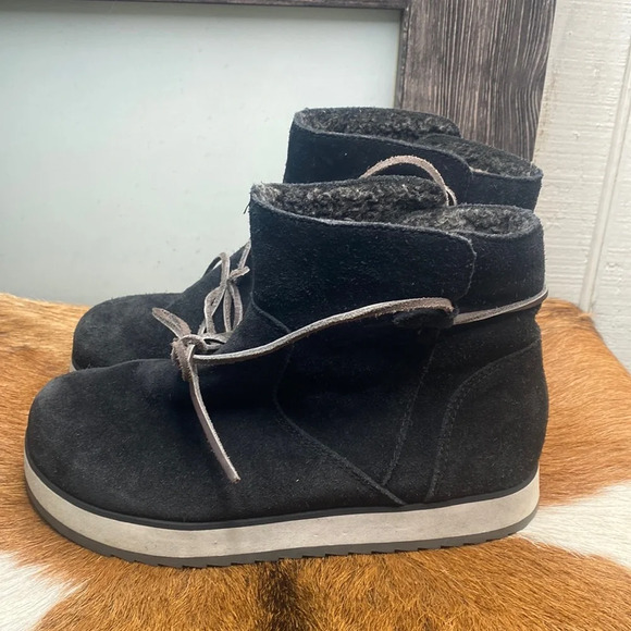 Womens Merrell winter boots size 7.5 check them out thanks 🙏 - Picture 1 of 8